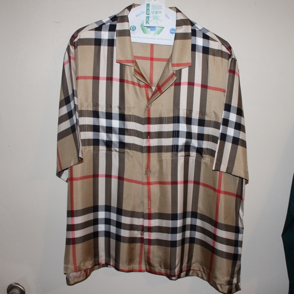 2022 Burberry Spring Collection Dress shirt and shorts set - Picture 13 of 16